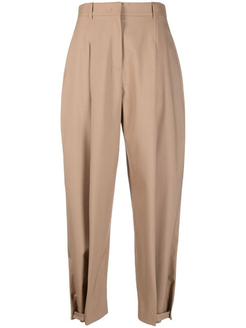 pantalones cónicos con detalle de pliegues