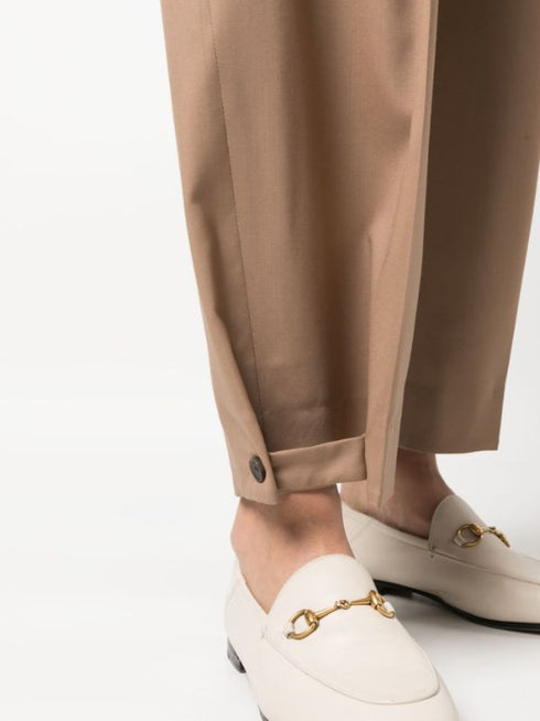 pantalones cónicos con detalle de pliegues