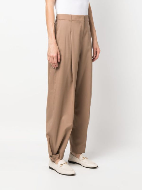 pantalones cónicos con detalle de pliegues