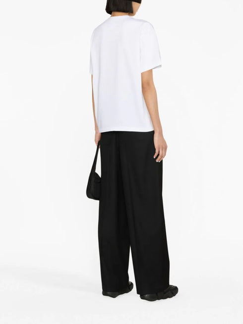 playera con logo estampado