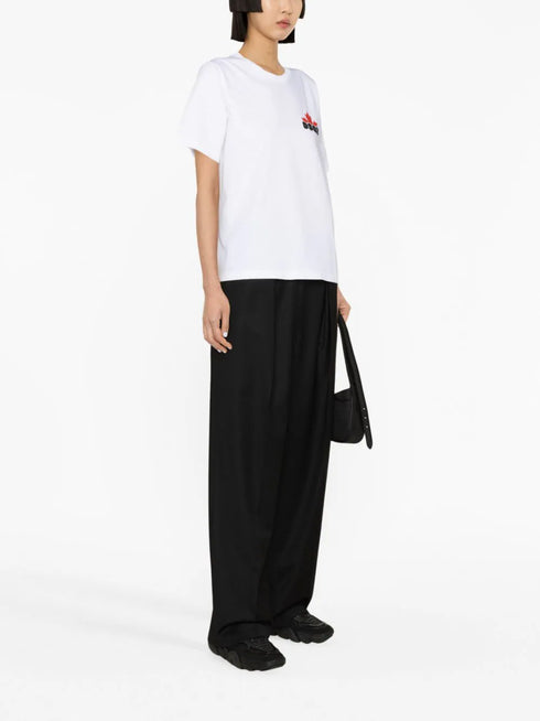 playera con logo estampado