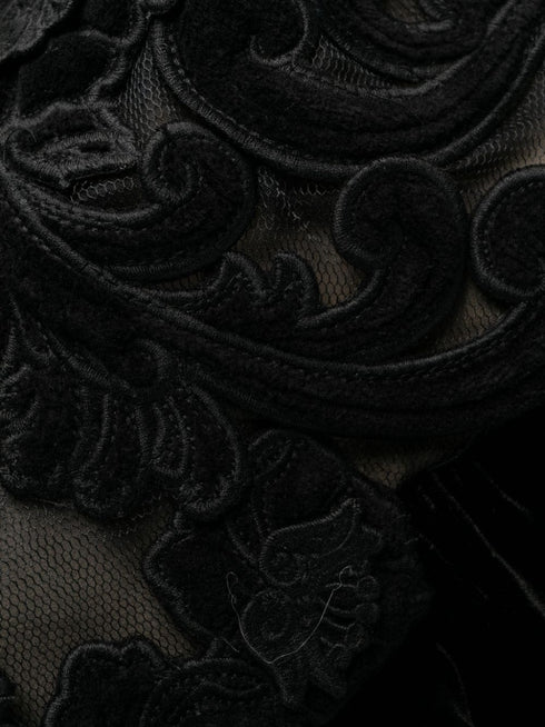 Vestido de terciopelo con adornos florales y corte A