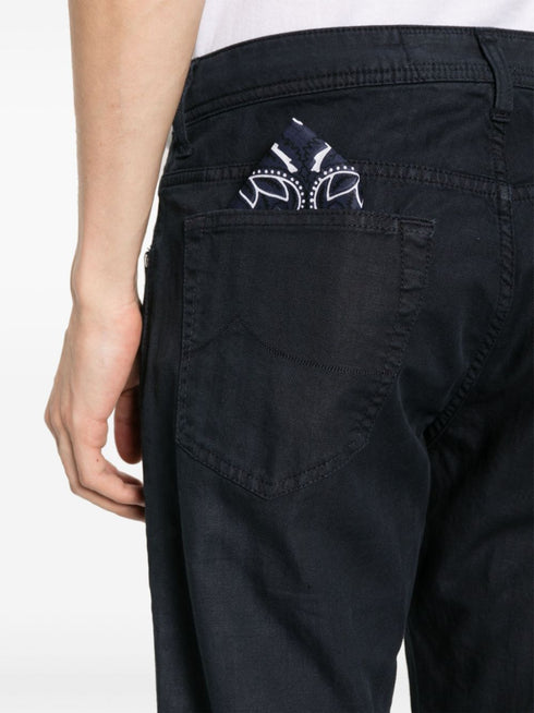 pantalones rectos con detalle de bufanda