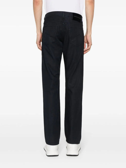 pantalones rectos con detalle de bufanda