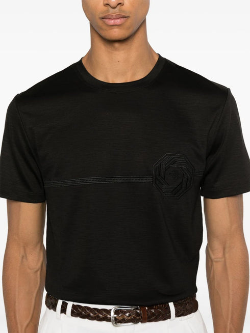 футболка с вышитым логотипом