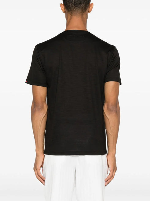 футболка с вышитым логотипом