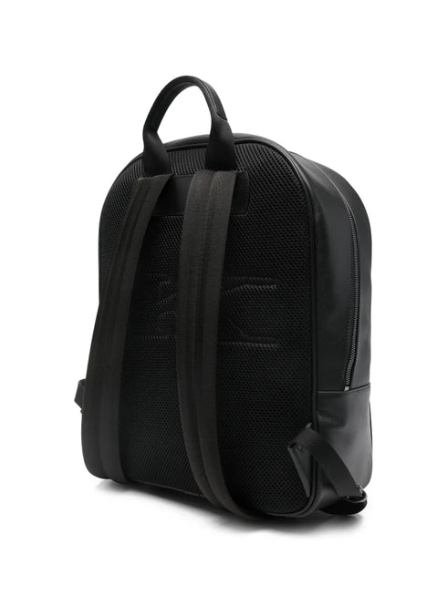 zip-fastening backpack