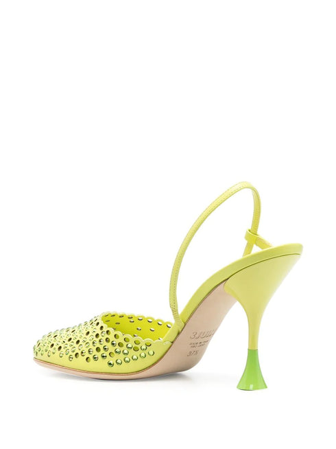 tacones altos con adornos de pedrería