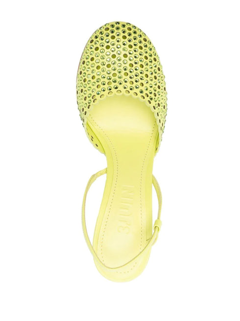 tacones altos con adornos de pedrería