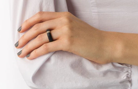 anillo Pura en oro rosa de 18kt, diamantes y cerámica negra