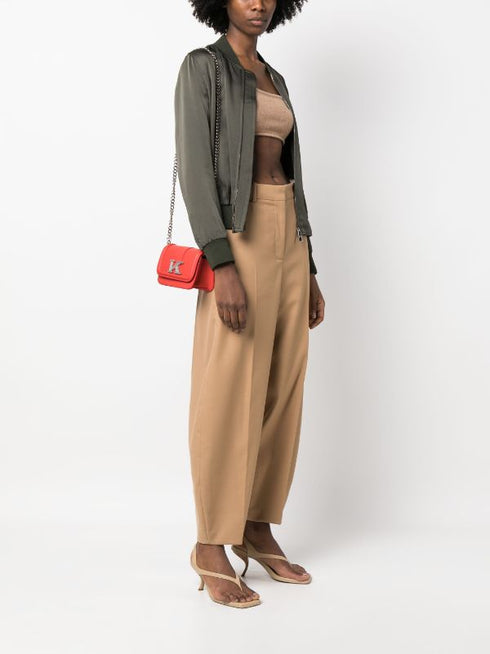 bolso mini con placa del logo