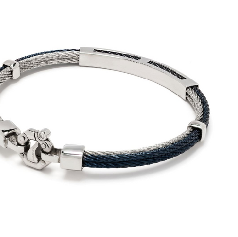 pulsera con placa del logo y detalle de diamantes