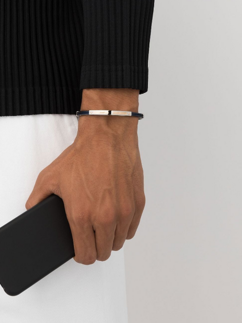 pulsera con placa del logo y detalle de diamantes