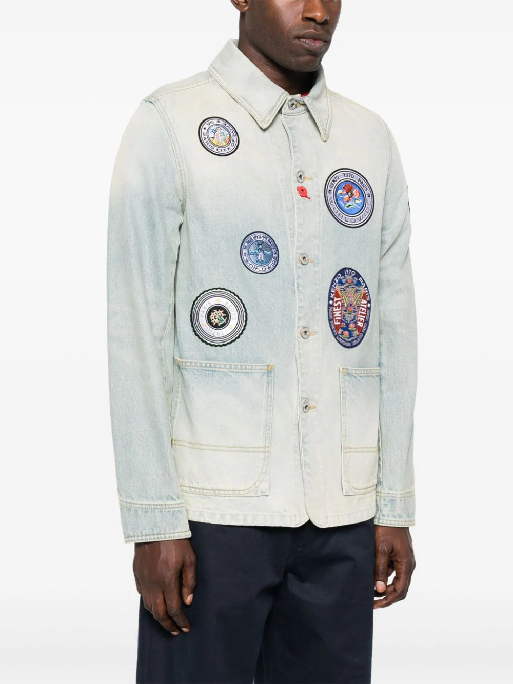 Chaqueta vaquera con insignia de viaje 