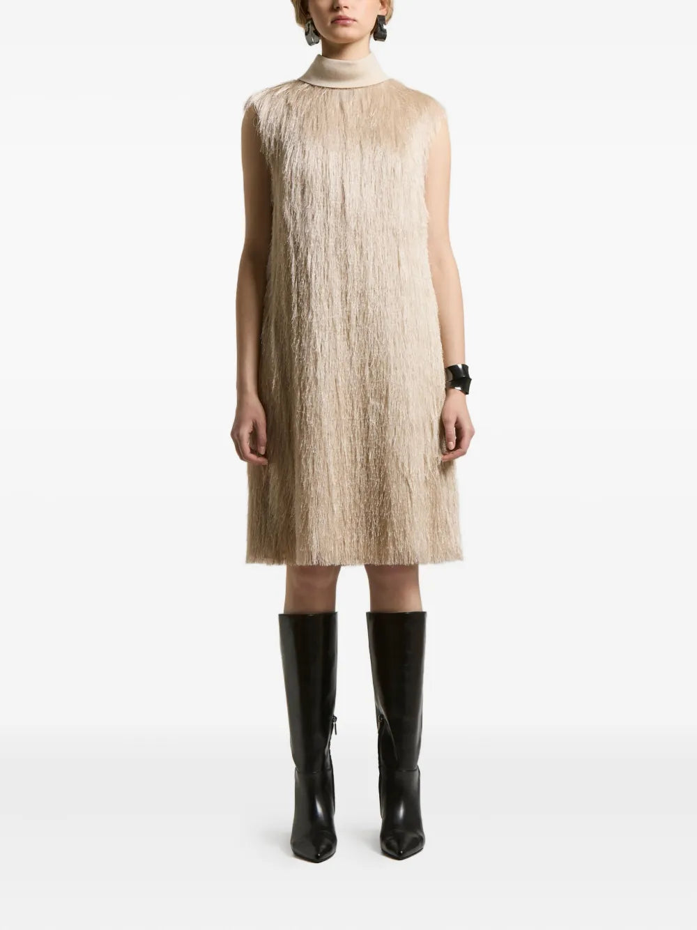vestido de cuello alto con flecos