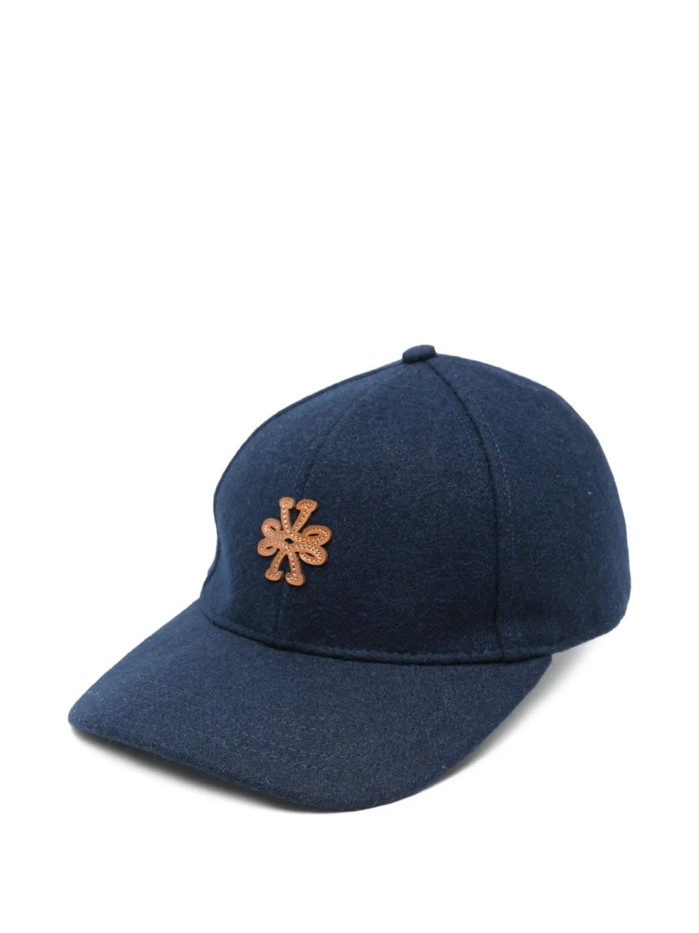 gorra de béisbol adornada con el logotipo
