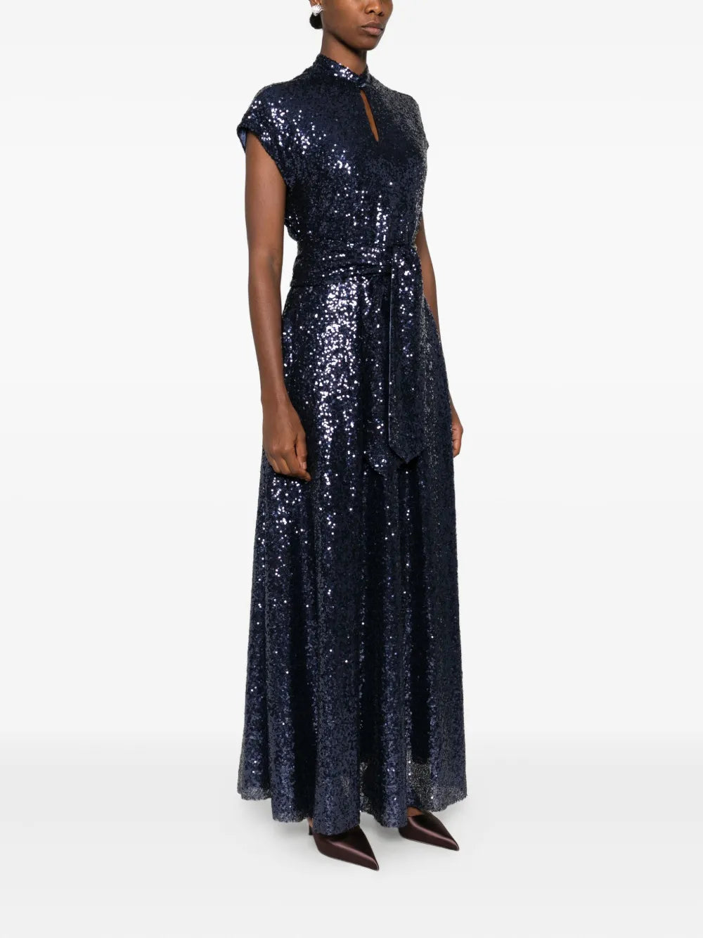 vestido con cinturón y lentejuelas