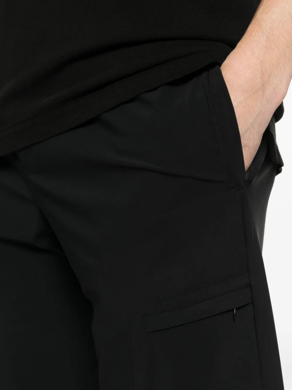 elastic-waistband shorts