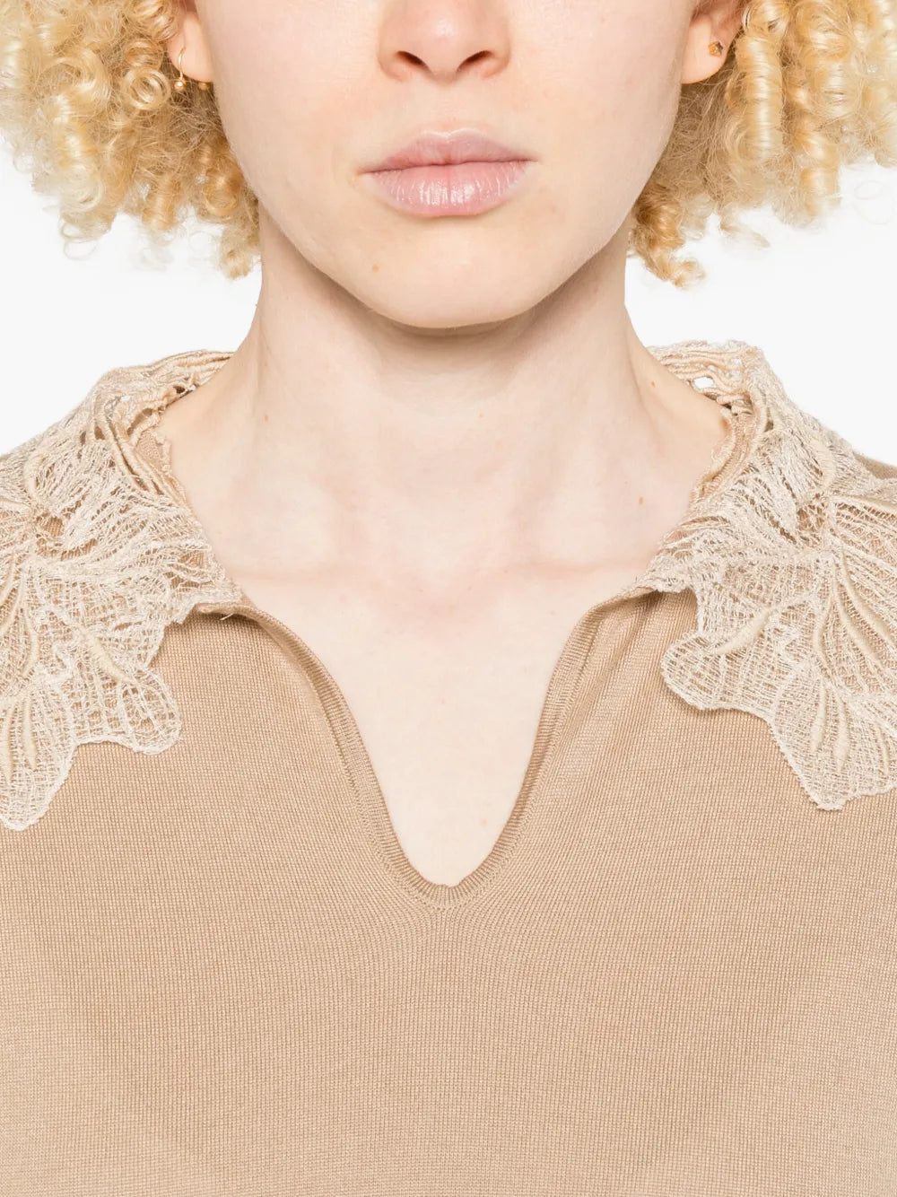 camiseta con cuello de pico y detalles de encaje