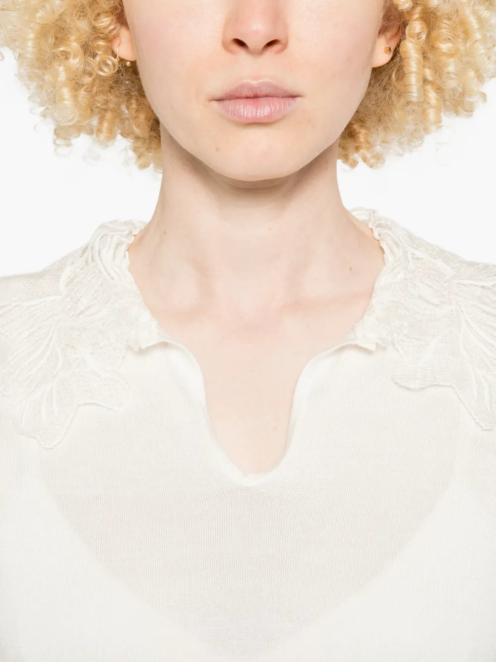 Top con cuello de pico y detalle de encaje