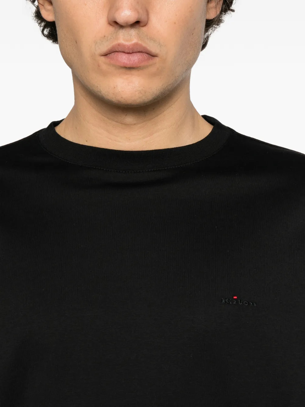 camiseta de manga larga con logo bordado