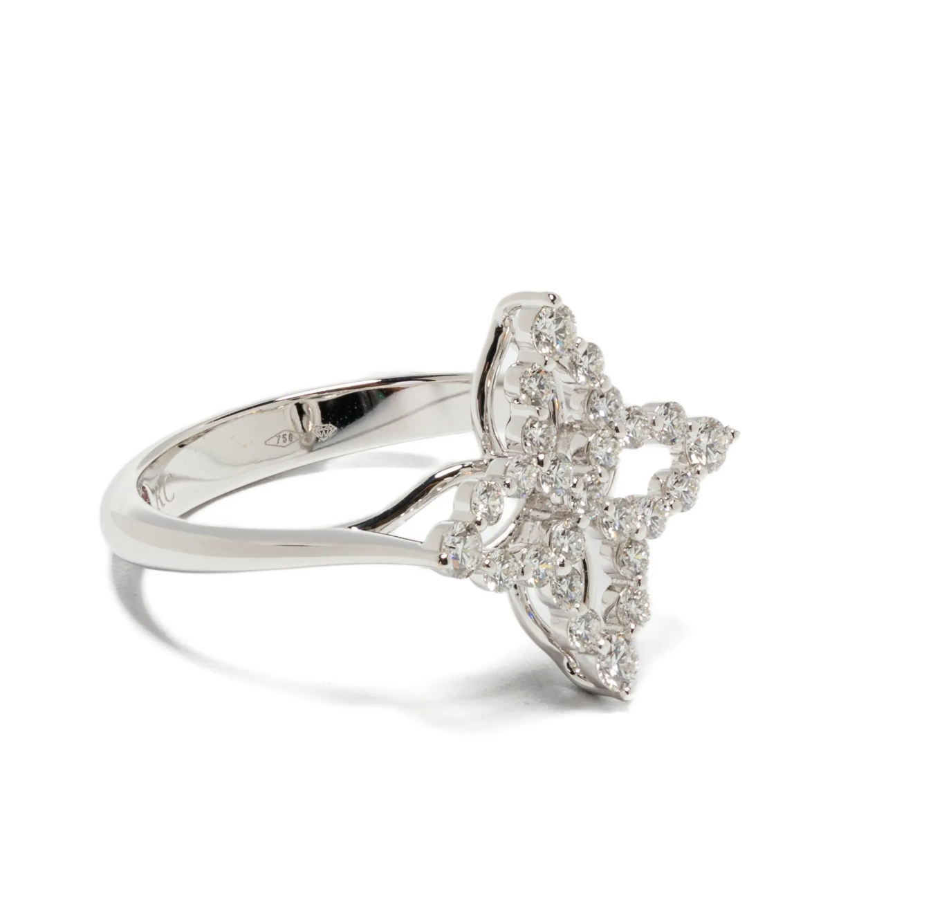 Anillo de diamante de oro blanco de 18 quilates