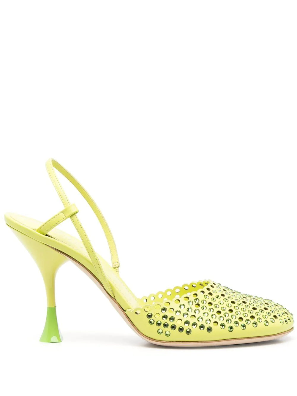 tacones altos con adornos de pedrería 