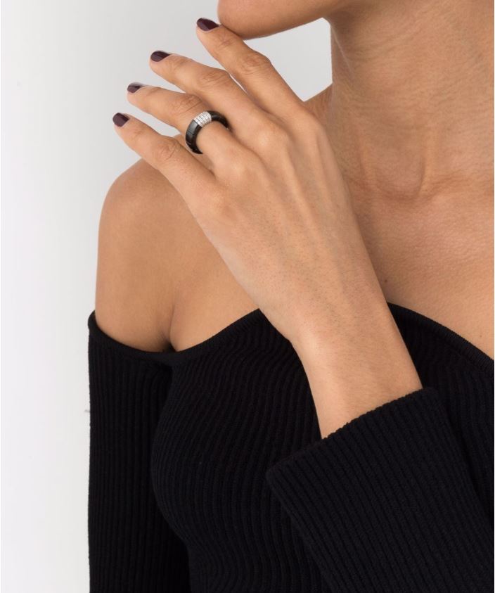 anillo en oro blanco de 18kt con diamantes y cerámica negra 