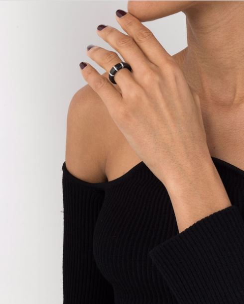 anillo de oro blanco de 18 kt, cerámica negra y diamantes 